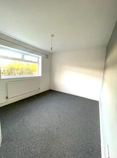 2 bedroom flat to rent, Lowfields Avenue, Wirral CH62