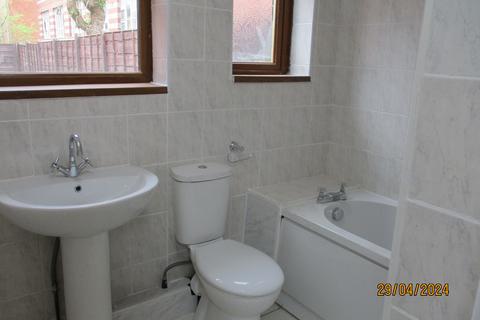 2 bedroom semi-detached house to rent, Callis Road, Bolton BL3