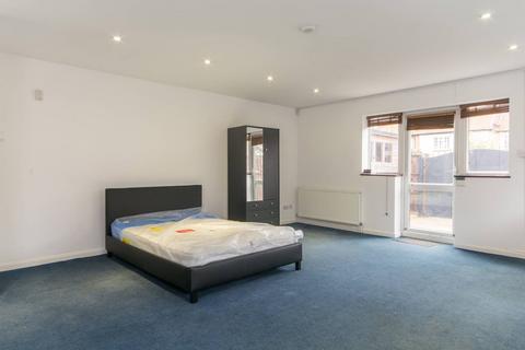 Studio to rent, Argyle Road, West Ealing, London, W13