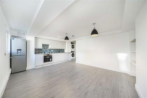 2 bedroom flat to rent, Briggs Mews, London SE12