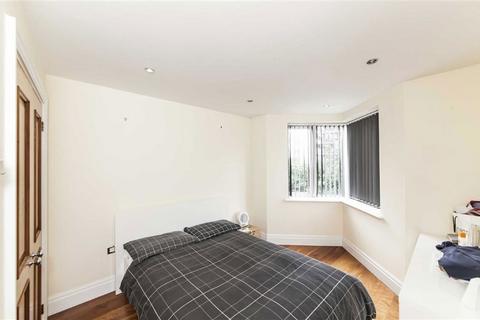 3 bedroom flat to rent, Strand Drive, Richmond TW9