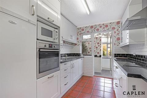 3 bedroom terraced house to rent, Malvern Gardens, Loughton