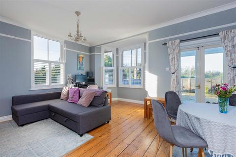 2 bedroom flat for sale, Ye Meads House, Taplow, Maidenhead