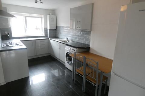 3 bedroom maisonette to rent, Churchill Walk, London E9