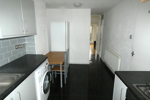 3 bedroom maisonette to rent, Churchill Walk, London E9