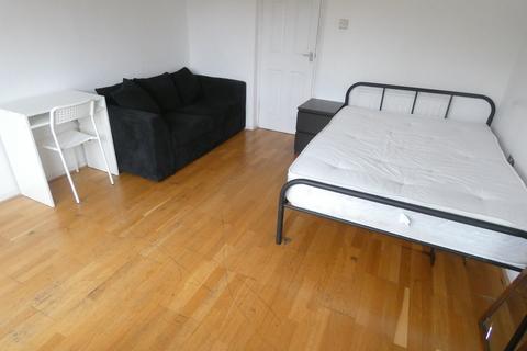 3 bedroom maisonette to rent, Churchill Walk, London E9