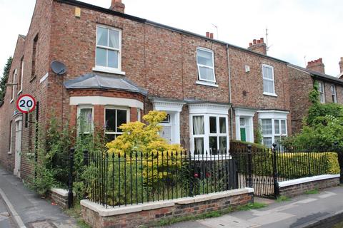 3 bedroom terraced house to rent, East Parade, Heworth