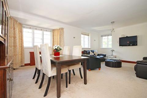 3 bedroom flat to rent, Pembroke Road, London W8