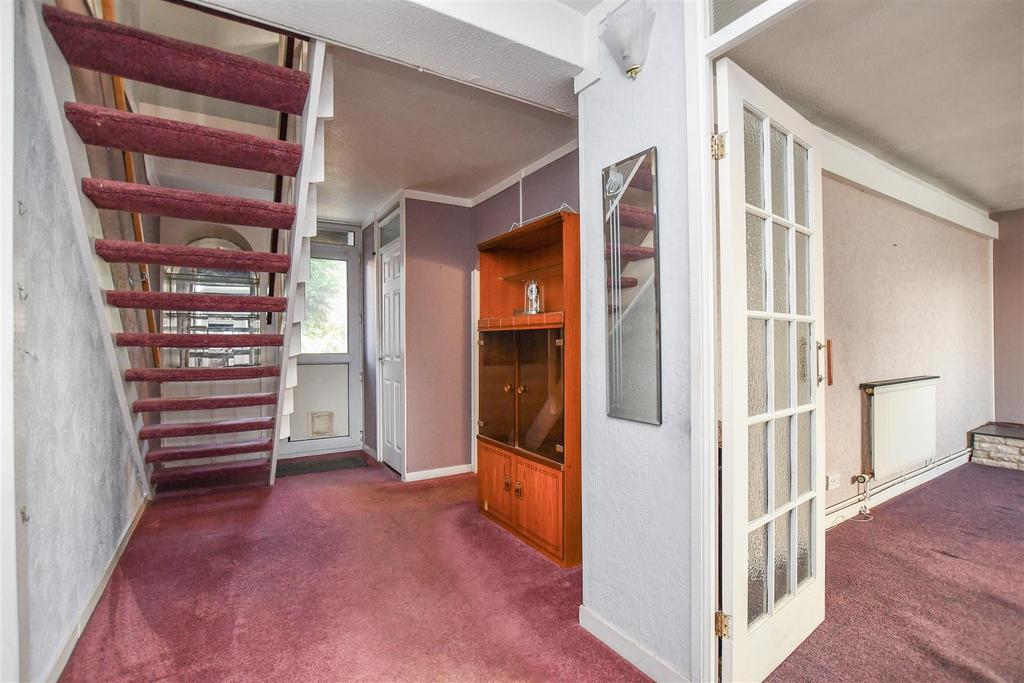 https://media.onthemarket.com/properties/16130755/1518341309/image-7-1024x1024.jpg