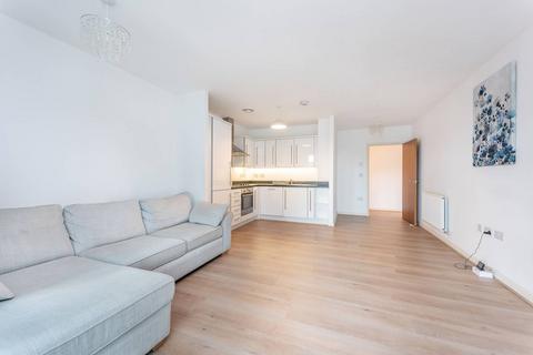 2 bedroom flat to rent, Westgate House, Brentford, TW8