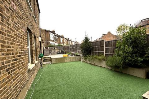 3 bedroom maisonette to rent, Perry Rise, London, SE23