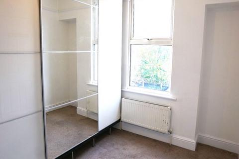 2 bedroom end of terrace house to rent, Franche Court Road, London