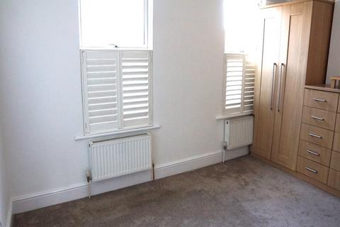 2 bedroom end of terrace house to rent, Franche Court Road, London