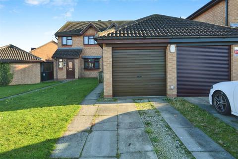 3 bedroom semi-detached house to rent, Speedwell Crescent, Scunthorpe