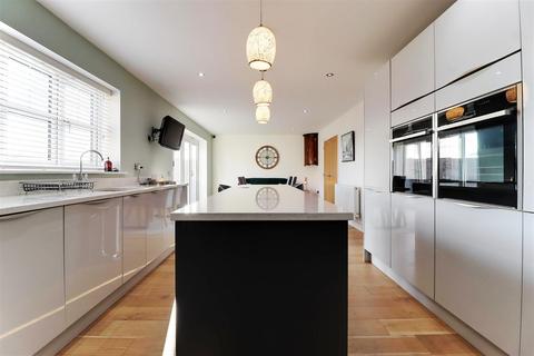 4 bedroom detached house for sale, Shaw Avenue, Welton