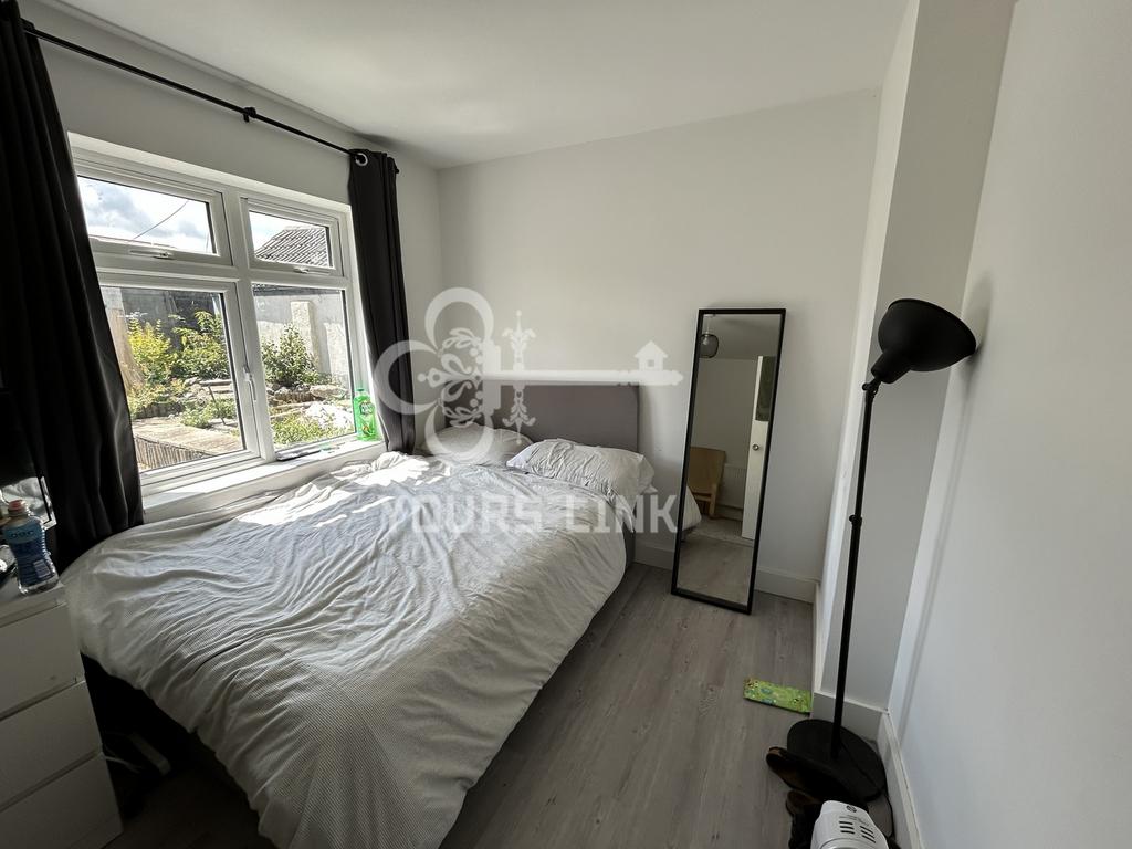 A bright and spacious double bedroom with moder...