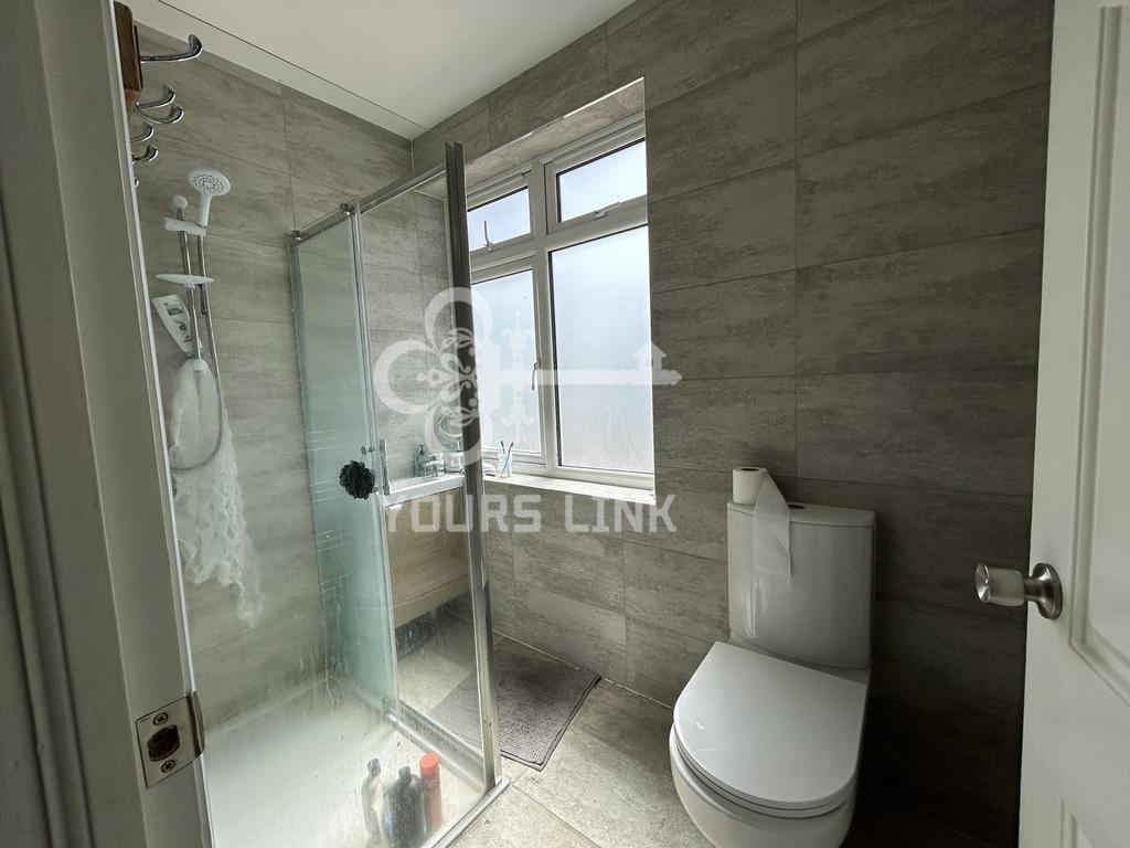 A modern and clean bathroom featuring a spaciou...