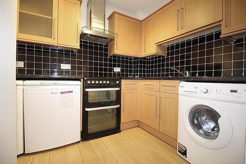 2 bedroom flat to rent, Friends Avenue, Cheshunt, Waltham Cross