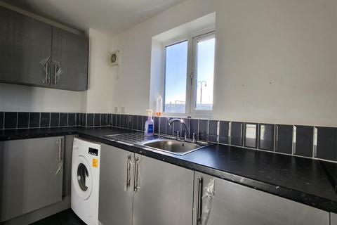 2 bedroom flat to rent, Greenslade Road, Barking