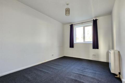 2 bedroom flat to rent, Greenslade Road, Barking