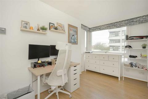 2 bedroom flat to rent, The Water Gardens, London W2