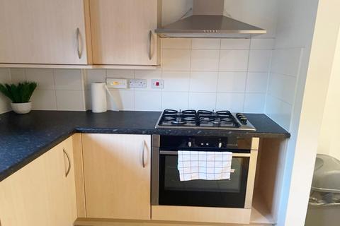 2 bedroom flat to rent, Stretton Court, KT13