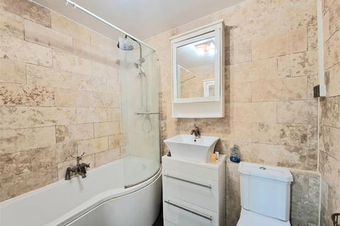 2 bedroom flat to rent, Ashbourne Avenue, Harrow