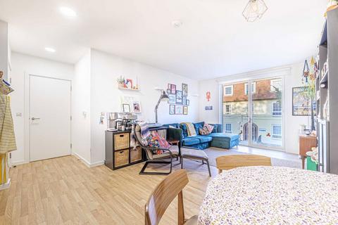 2 bedroom flat for sale, Mountearl Gardens, London SW16