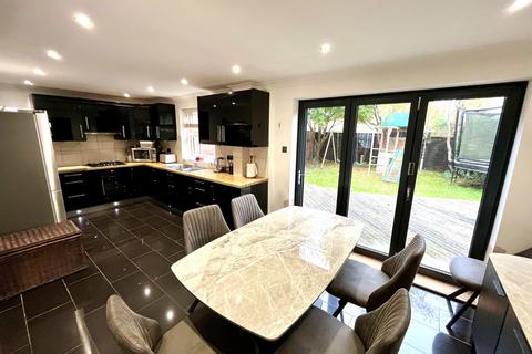 12 Lofthouse Place, Chessington, KT9 2GW