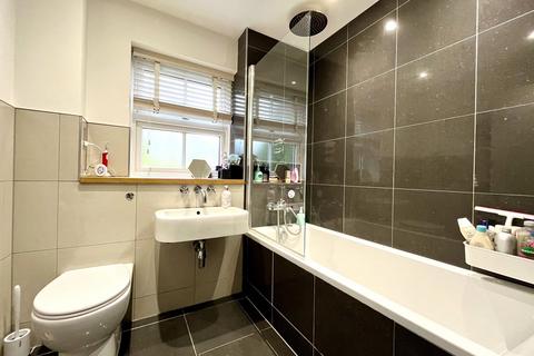 12 Lofthouse Place, Chessington, KT9 2GW