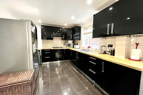 12 Lofthouse Place, Chessington, KT9 2GW
