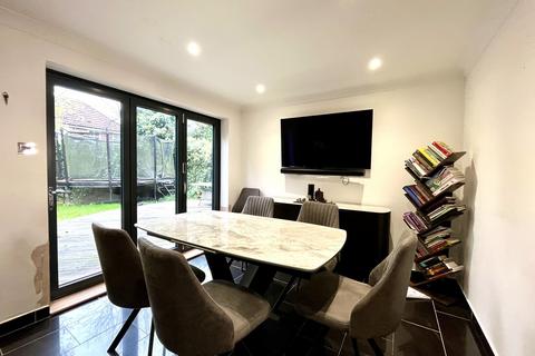 12 Lofthouse Place, Chessington, KT9 2GW