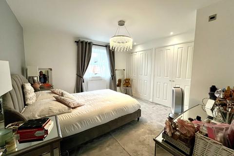 12 Lofthouse Place, Chessington, KT9 2GW