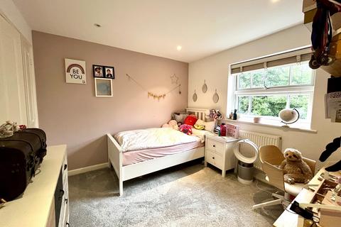 12 Lofthouse Place, Chessington, KT9 2GW
