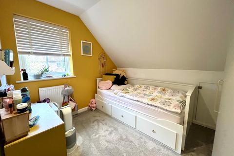 12 Lofthouse Place, Chessington, KT9 2GW
