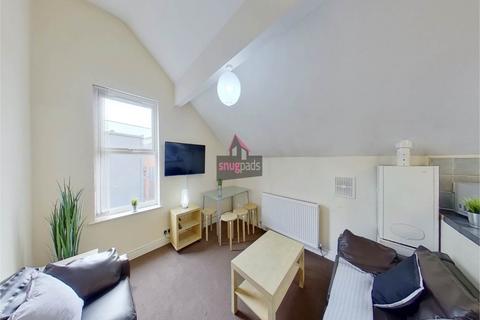 3 bedroom flat to rent, Carlton Road, Salford, Manchester