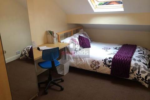 3 bedroom flat to rent, Carlton Road, Salford, Manchester