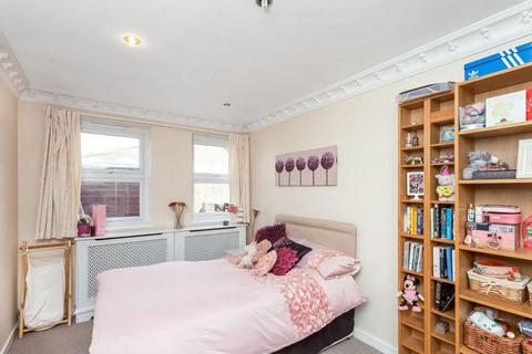 4 bedroom flat to rent, Brayford Square, Stephney, E1