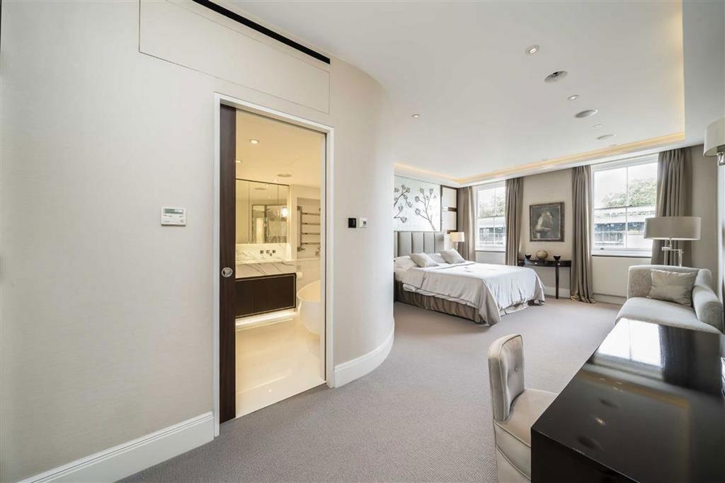Master bedroom, en suite