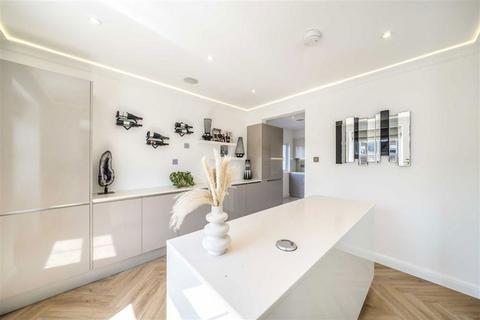 3 bedroom flat for sale, Ashburn Gardens, London SW7