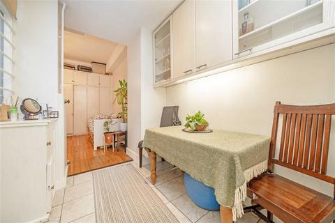 1 bedroom flat for sale, Ennismore Gardens, London SW7