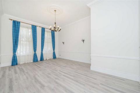 3 bedroom flat to rent, Queen's Gate, London SW7