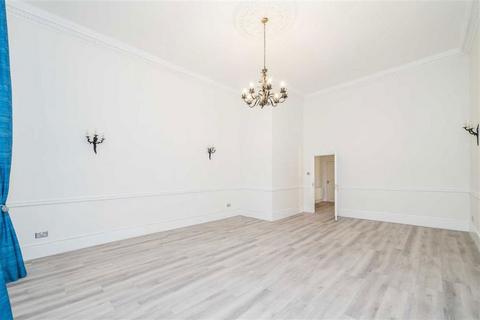 3 bedroom flat to rent, Queen's Gate, London SW7