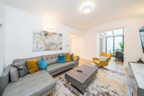 3 bedroom flat to rent, Ennismore Gardens, London SW7