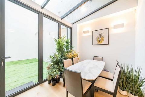 3 bedroom flat to rent, Ennismore Gardens, London SW7