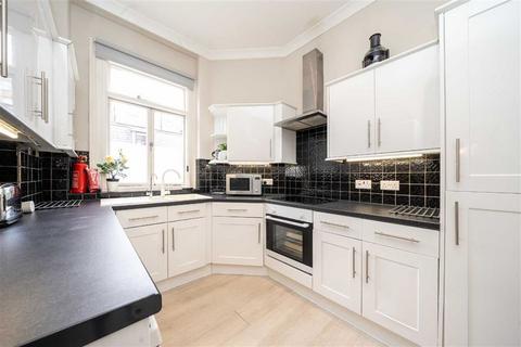 3 bedroom flat to rent, Queen's Gate Place Mews, London SW7