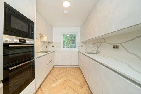 4 bedroom flat to rent, Hyde Park Gate, London SW7