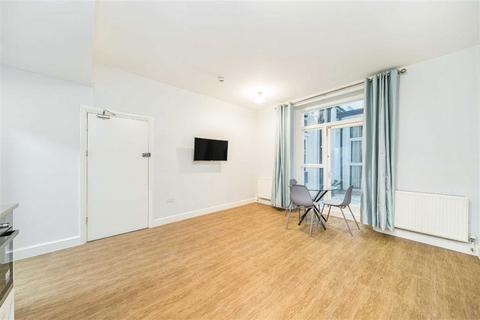 Studio to rent, Queen's Gate, London SW7