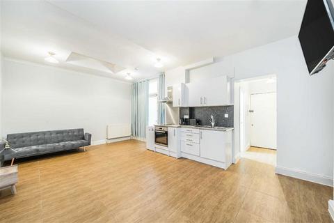 Studio to rent, Queen's Gate, London SW7