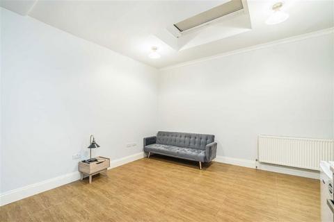 Studio to rent, Queen's Gate, London SW7